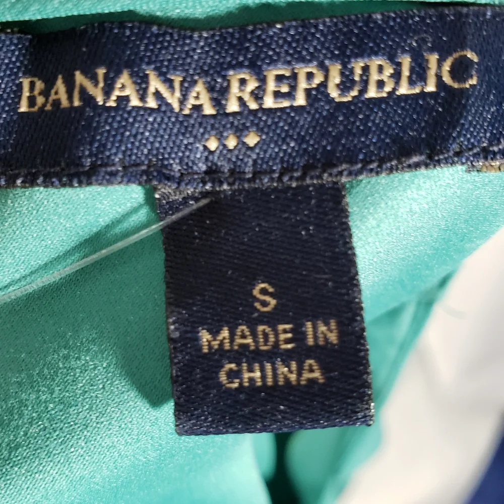 Banana Republic NWOT Green Perforated Front Hem Button Back Neck Top Size Small - Picture 5 of 7